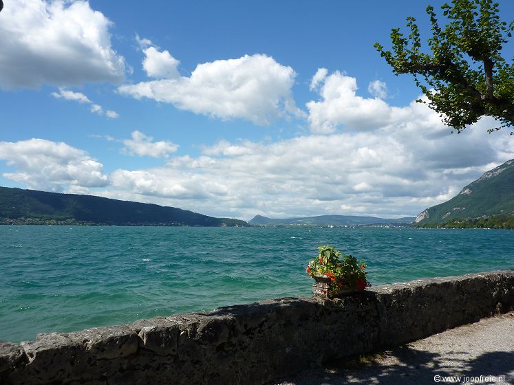 Meer van Annecy bij Menthon-Saint-Bernhard